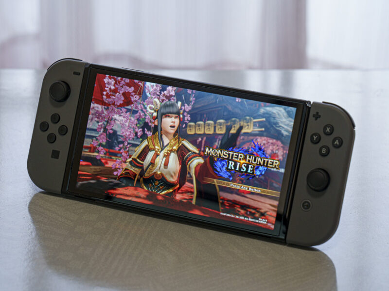 老眼ユーザー待望の画面サイズアップ。有機ディスプレイの新型Switchと従来版を比べてみた