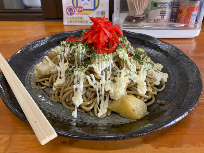 栃木県足柄市「やきそばハウス おおぜき」で、ポテト入り焼きそばを食べる（ご当地麺類を食べる旅：6）