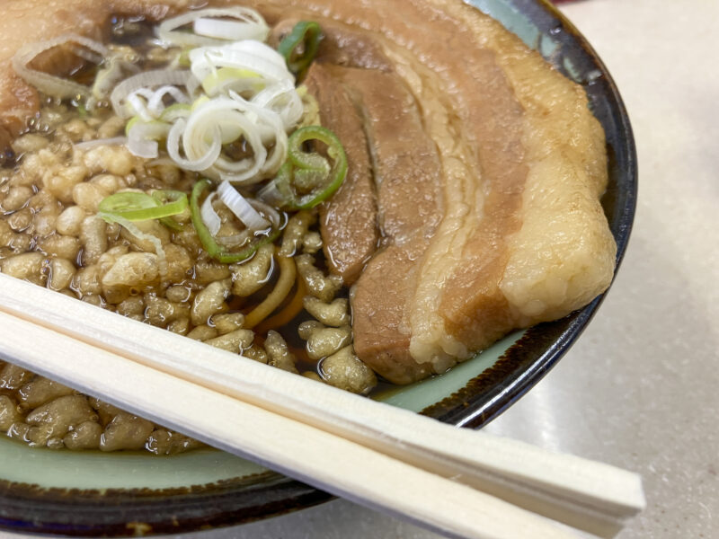 「豊しま 飯田橋店」の厚肉そば