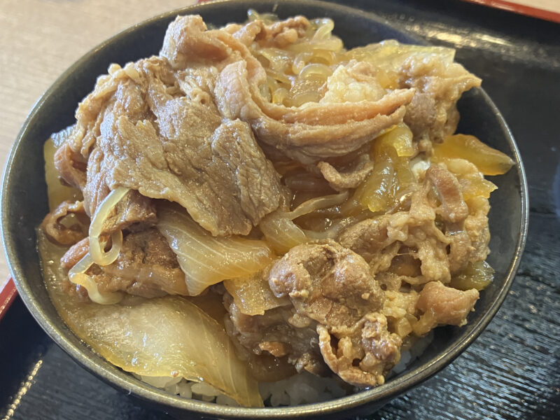 丸八通り沿いにある「丸八そば」砂町本店の牛丼セット