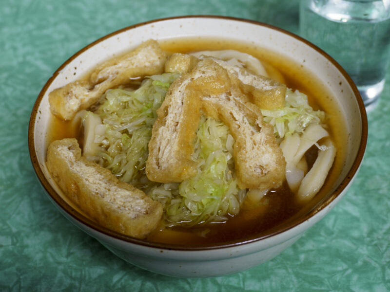 コシの強さで有名な“吉田のうどん”を初体験　油揚げに絶品のつゆが染み込んだ「桜井うどん」（ご当地麺類を食べる旅：18）