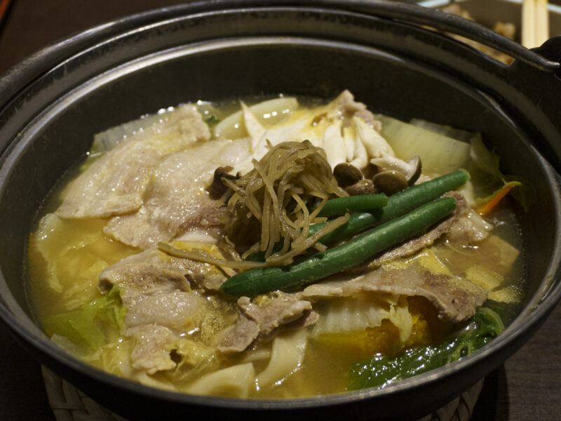 ゴージャスな店構えと納得のクオリティ…「浅間茶屋 富士吉田本店」の豚肉ほうとう（ご当地麺類を食べる旅：23）