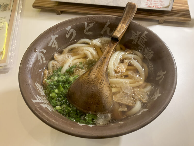 夜の街の住人御用達｜かすうどんで有名な「焼肉ホルモンの龍の巣」（ご当地麺類を食べる旅：26）