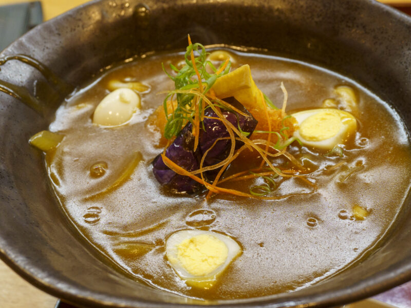 丼の底にサプライズ…豊橋駅前の玉川うどんで、初めての「豊橋カレーうどん」